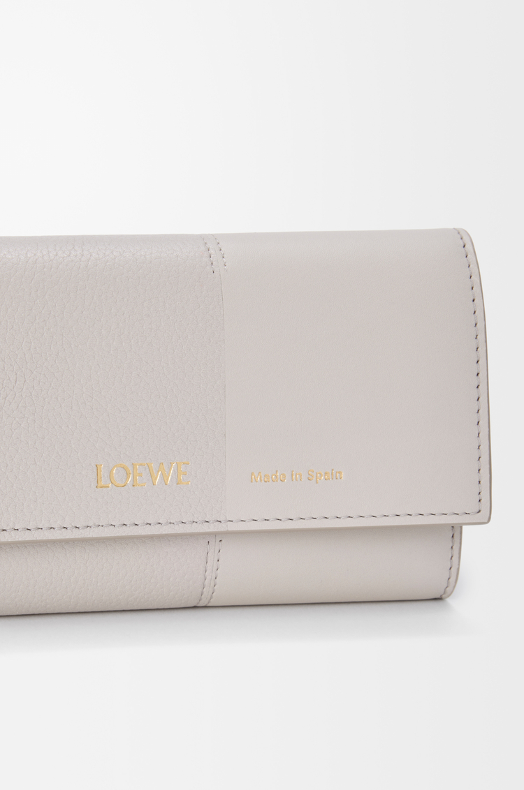 LOEWE Cartera vertical pequeña en piel de ternera lisa y graneada Gris Claro