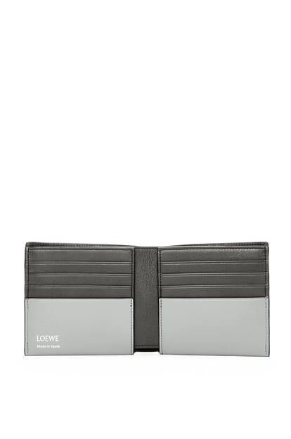 LOEWE Bifold wallet in shiny nappa calfskin 珍珠灰/深灰色 plp_rd