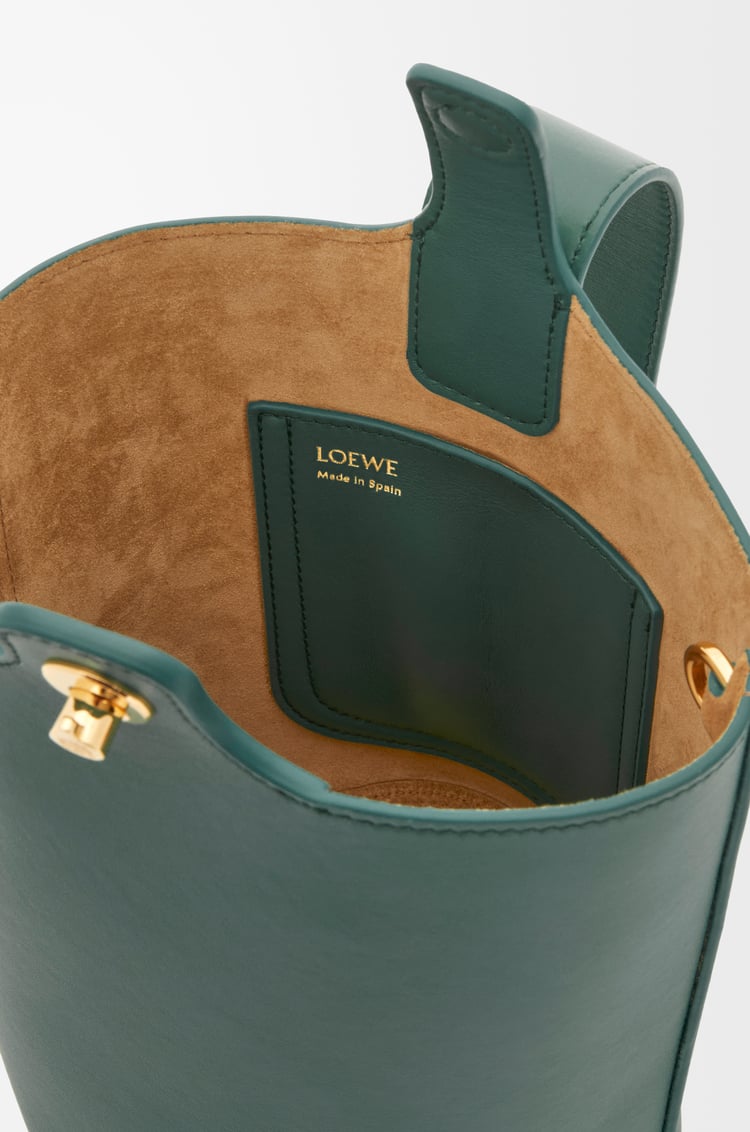 LOEWE Bolso Pebble Bucket mini en piel de ternera Vetiver