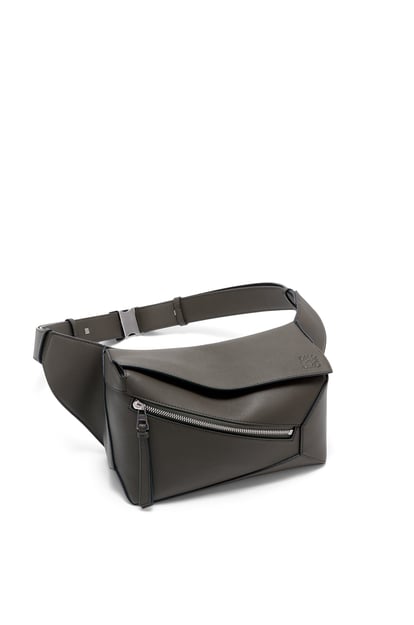 LOEWE Small Puzzle bumbag in classic calfskin 深灰色 plp_rd