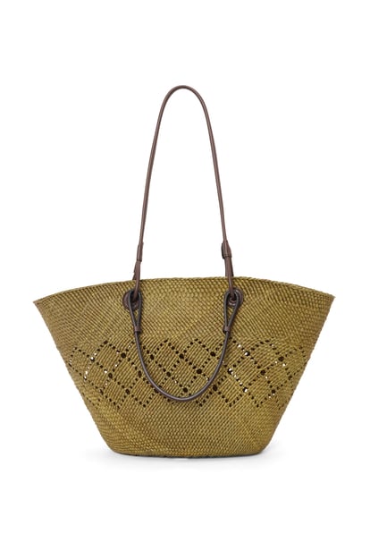 LOEWE Anagram Basket bag in iraca palm and calfskin 橄欖色/栗棕色 plp_rd