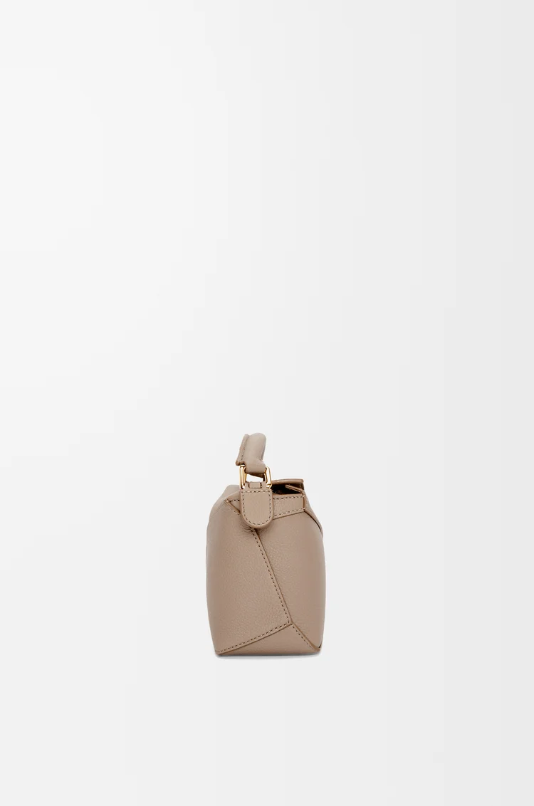 LOEWE Minibolso Puzzle Edge en suave piel de ternera graneada Arena