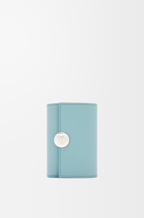LOEWE Cartera vertical pequeña Pebble en piel napa de ternera Agua