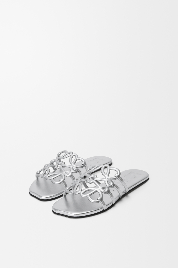 LOEWE Mules Petal Anagram en cuir d'agneau laminé Argent