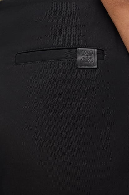 LOEWE Pantalón corto plisado en algodón Negro plp_rd