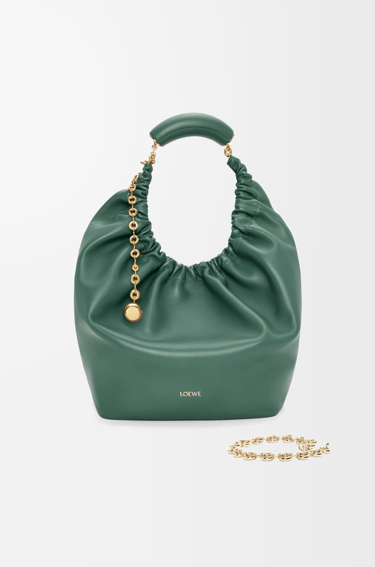 LOEWE Bolso Squeeze mediano en piel napa de cordero Vetiver