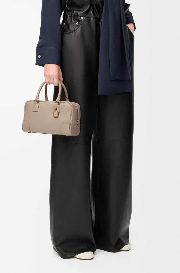LOEWE Bolso Amazona 23 en piel de ternera Arena