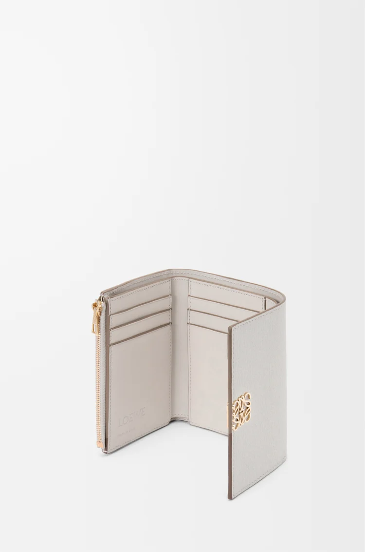 LOEWE Petit portefeuille vertical Anagram en cuir de veau grainé Light Ghost