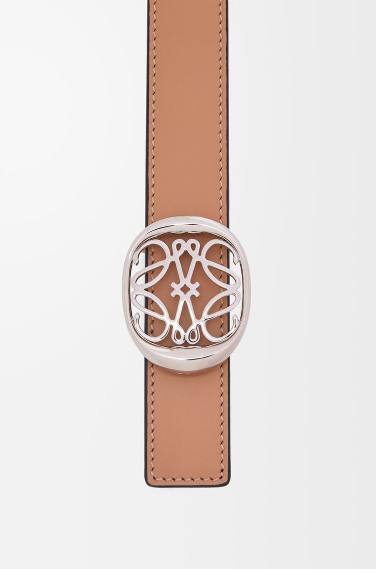 LOEWE Cinturón reversible Anagram Ellipse en piel de ternera Desierto Cálido/Arena/Paladio