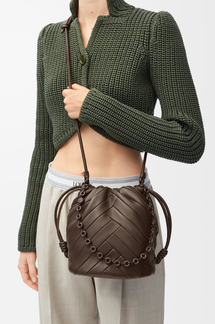 LOEWE Bolso Flamenco Purse Bucket mediano en piel napa de cordero Chocolate
