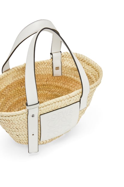 LOEWE 小号棕榈叶和牛皮革 Basket 手袋 Natural/White plp_rd