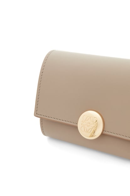 LOEWE Kleine, vertikale Pebble Brieftasche aus Nappa-Kalbsleder Sandfarben plp_rd