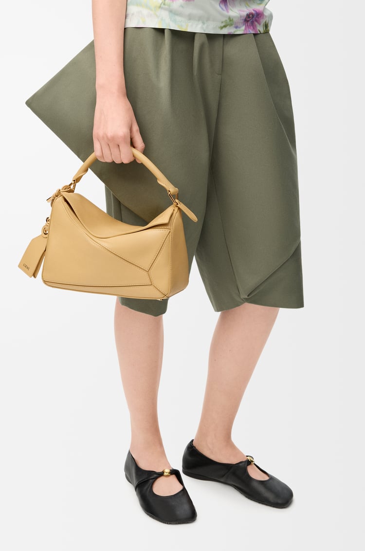 LOEWE フェザーライト パズルバッグ スモール（ナパラム） ダークバター