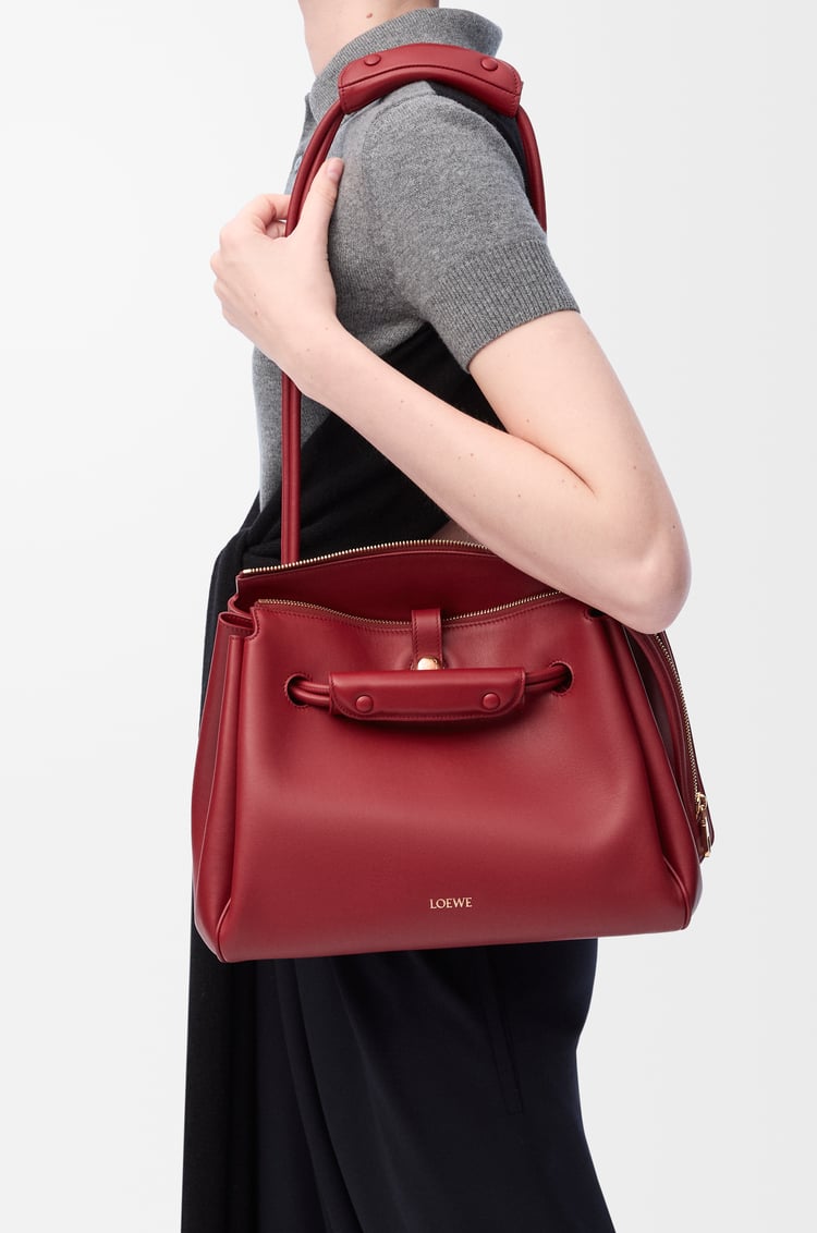 LOEWE 中型 Madrid 柔軟小牛皮包款 深紅色