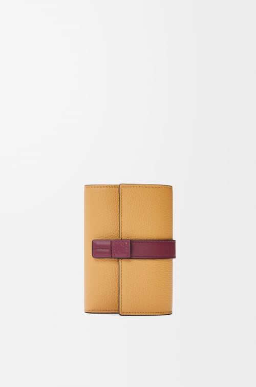 LOEWE Cartera vertical pequeña en piel de ternera Bizcocho/Carmesí/Papel Craft