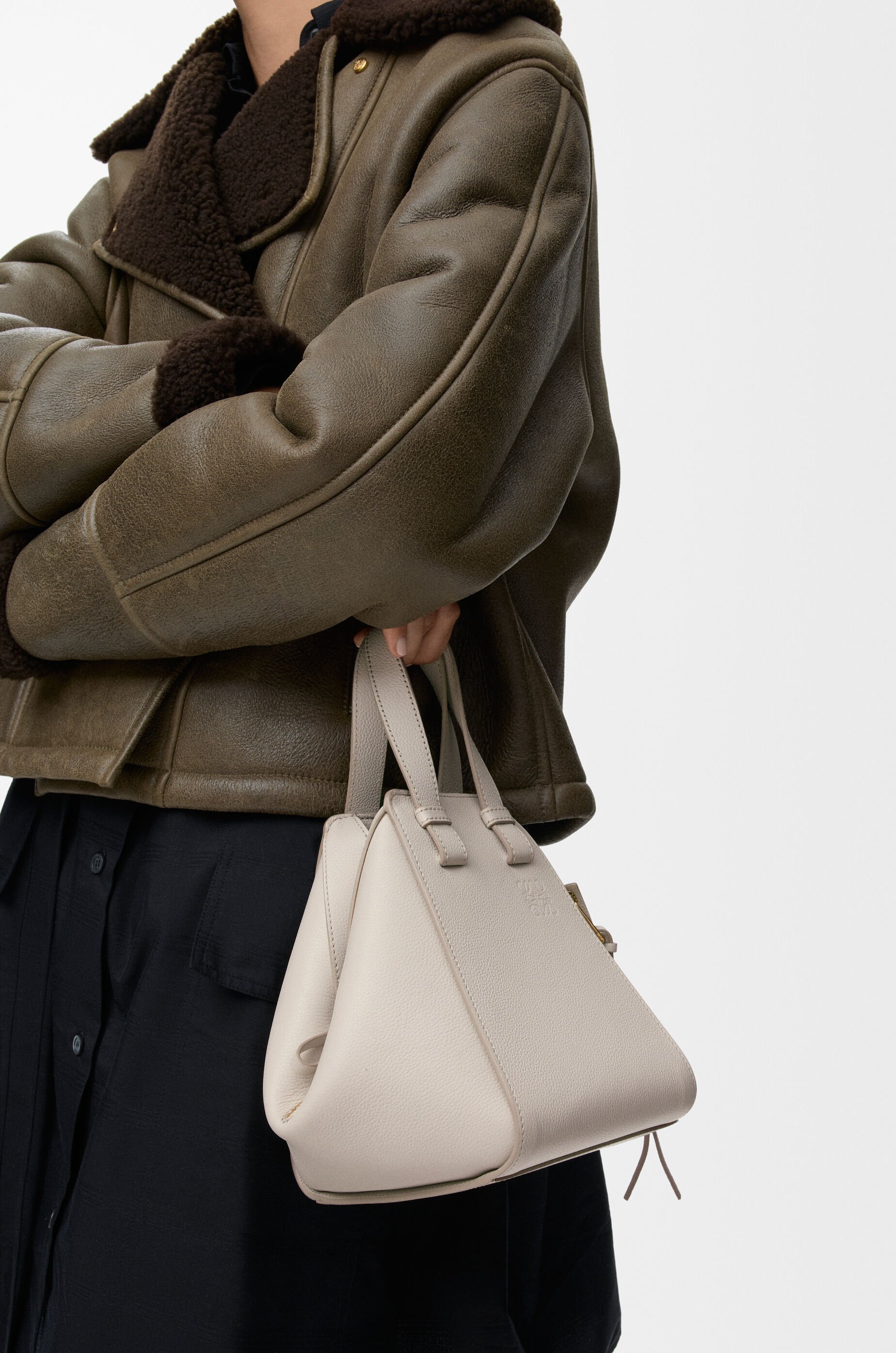 ハンモックバッグ コンパクト（ソフトグレインカーフ） グレー - LOEWE