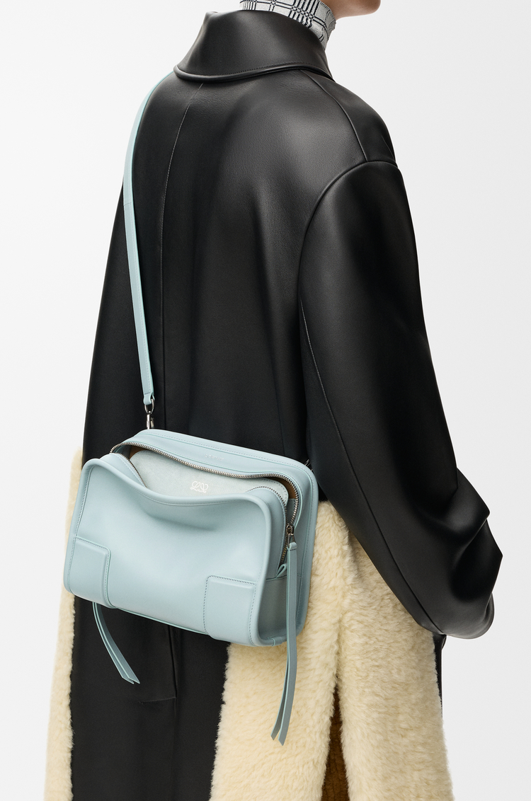 LOEWE Bolso Amazona 180 pequeño en piel de ternera suave Gris Pingo