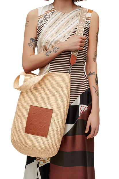LOEWE Large Slit bag in raffia and calfskin 自然色/棕褐色 plp_rd