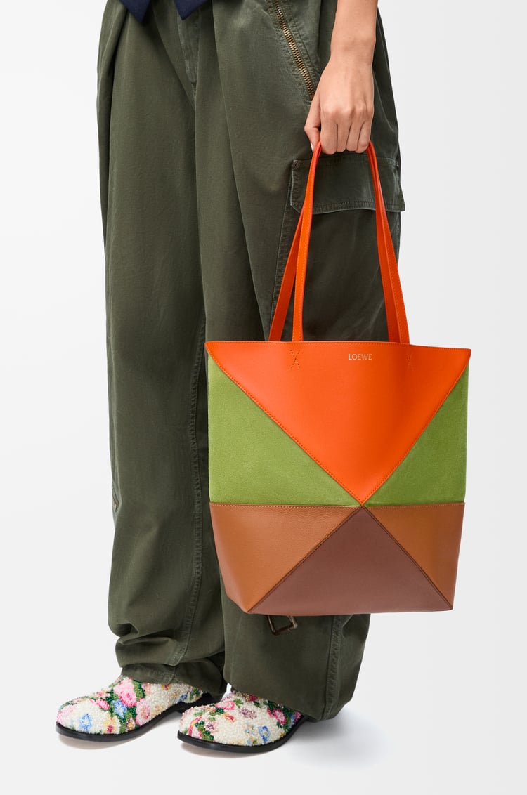LOEWE Bolso Puzzle Fold tote mediano en piel de ternera y ante Naranja Vivo/Verde