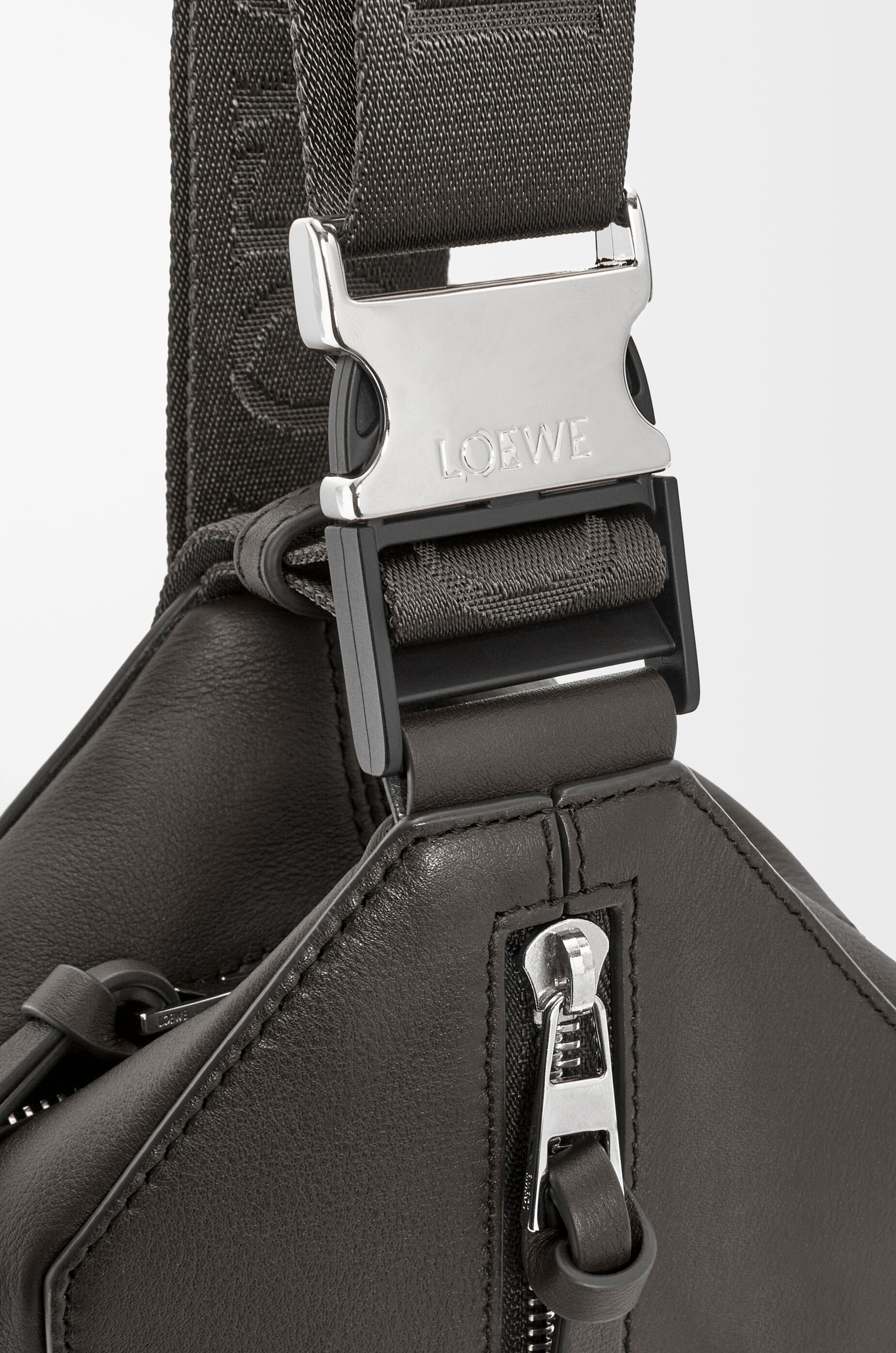 コンバーチブル スリング（クラシックカーフ） グレー - LOEWE