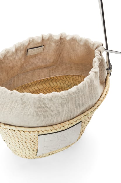 LOEWE Drawstring bucket bag in palm leaf and calfskin Natural/White plp_rd