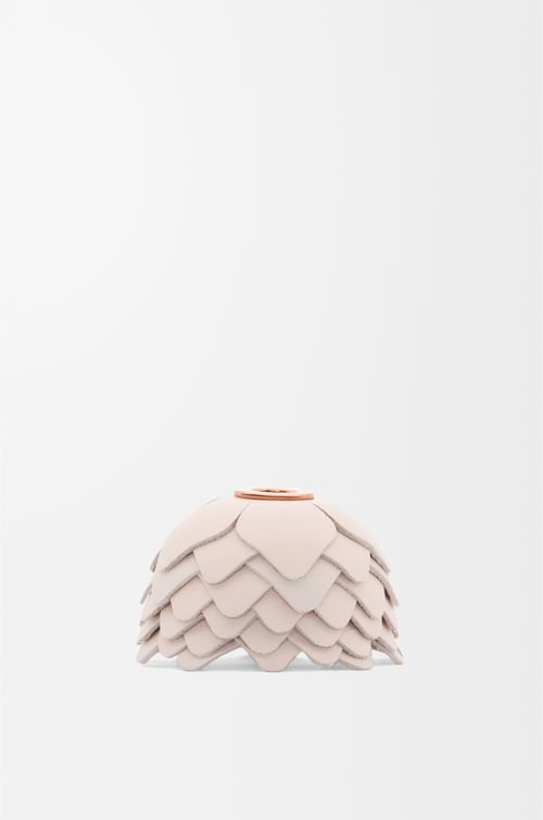 LOEWE Charm Small Flower de piel de ternera Talco plp_rd