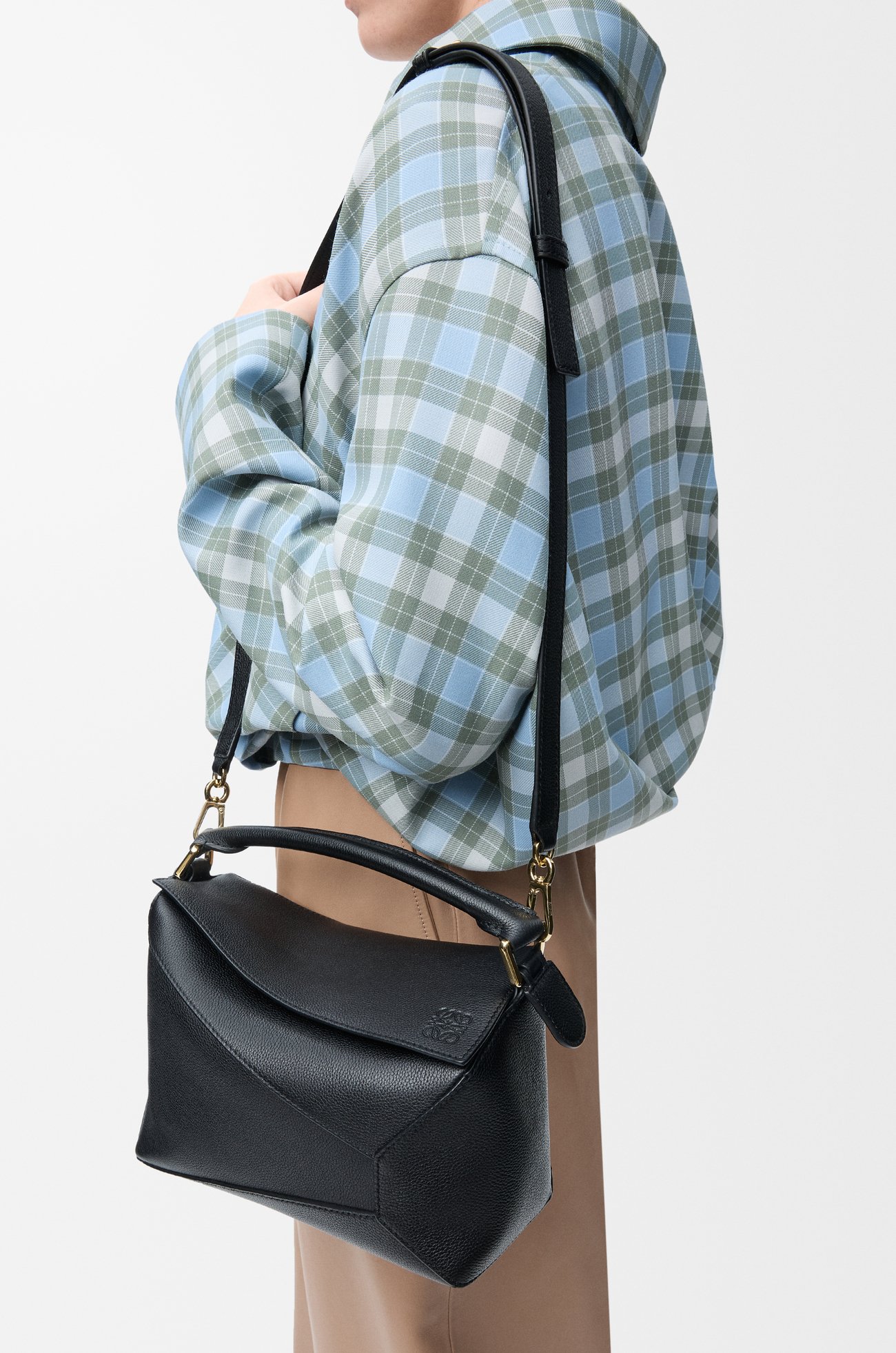 LOEWE Medium Puzzle Edge bag in classic calfskin Black