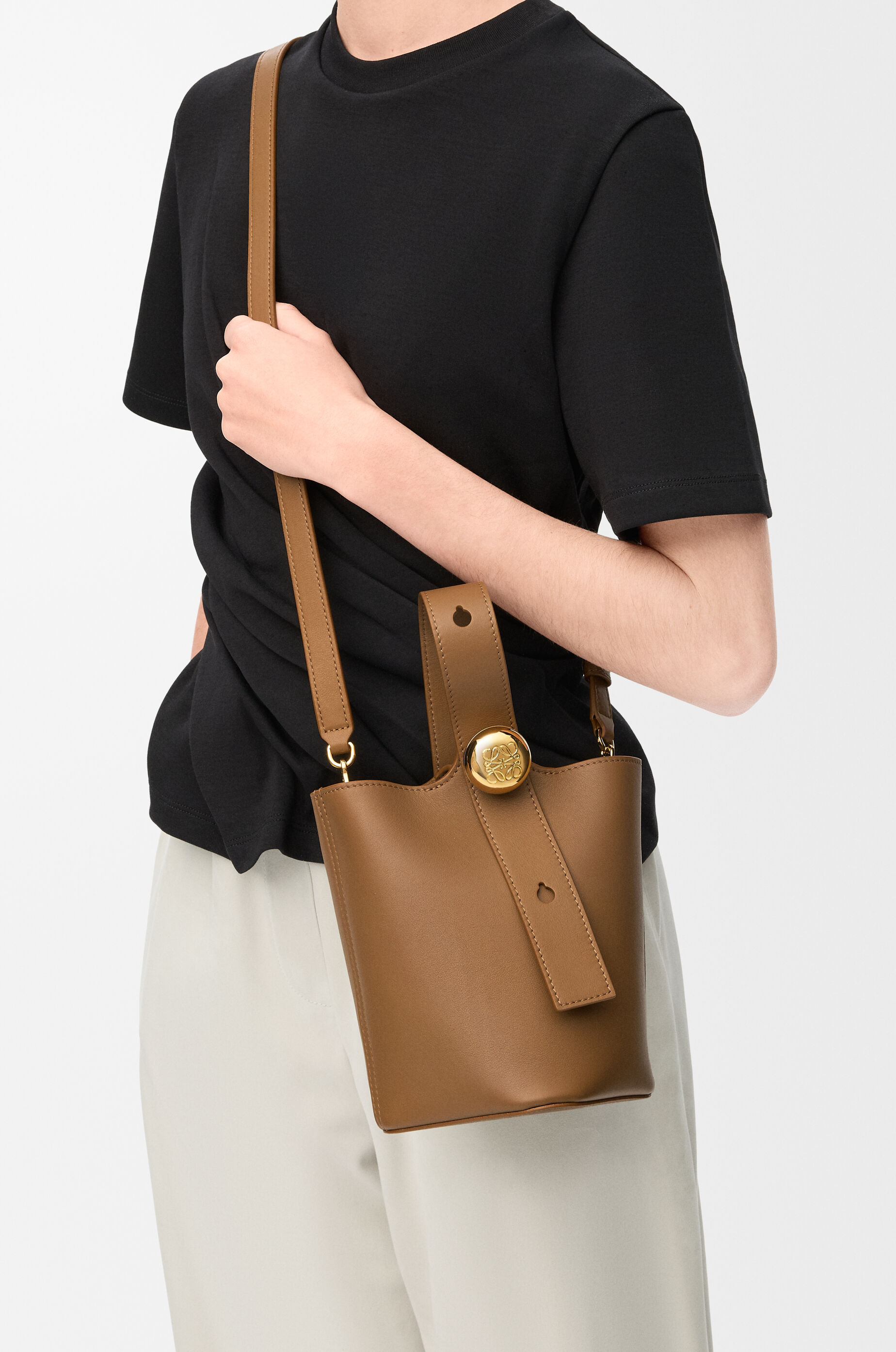 迷你平滑小牛皮Pebble 水桶包棕色- LOEWE