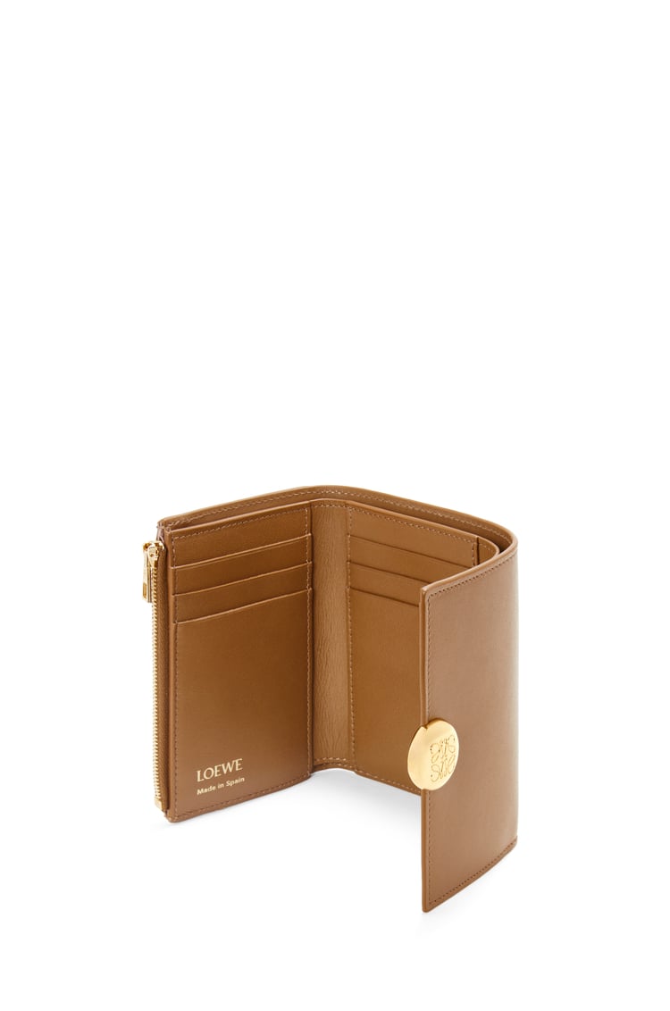 LOEWE ぺブル バーティカル ウォレット スモール（シャイニーナパカーフ） オーク