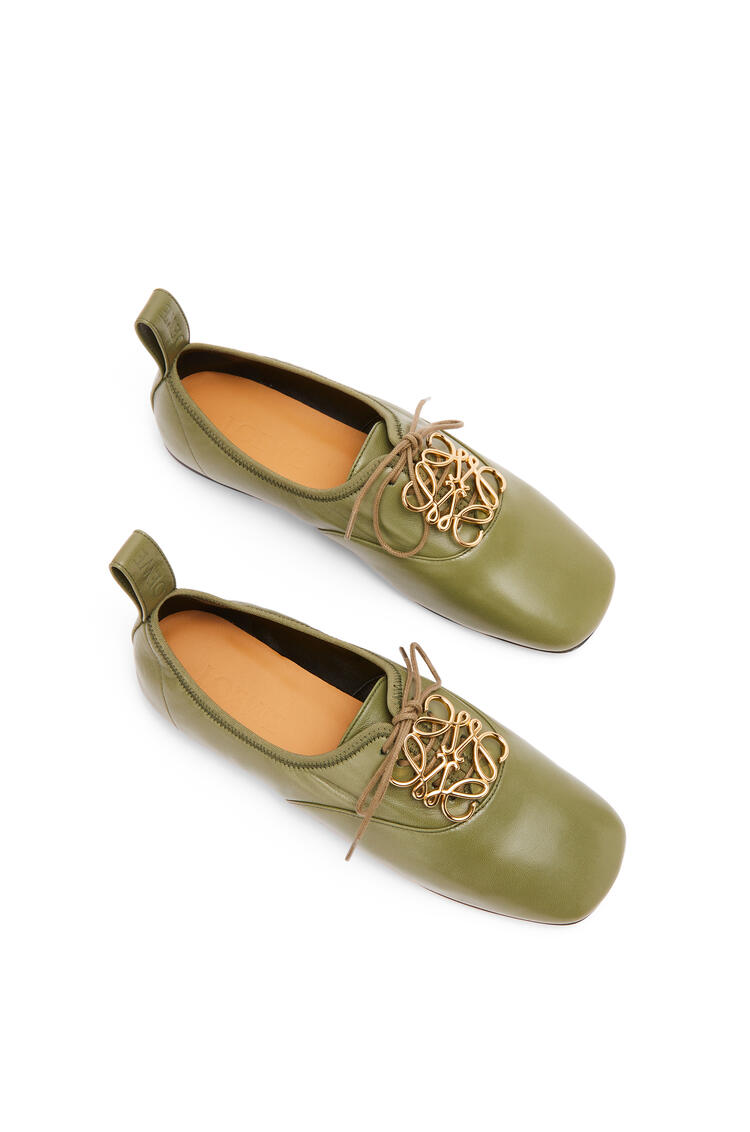 LOEWE Zapato derby en suave piel de cordero con anagrama Verde Oliva pdp_rd