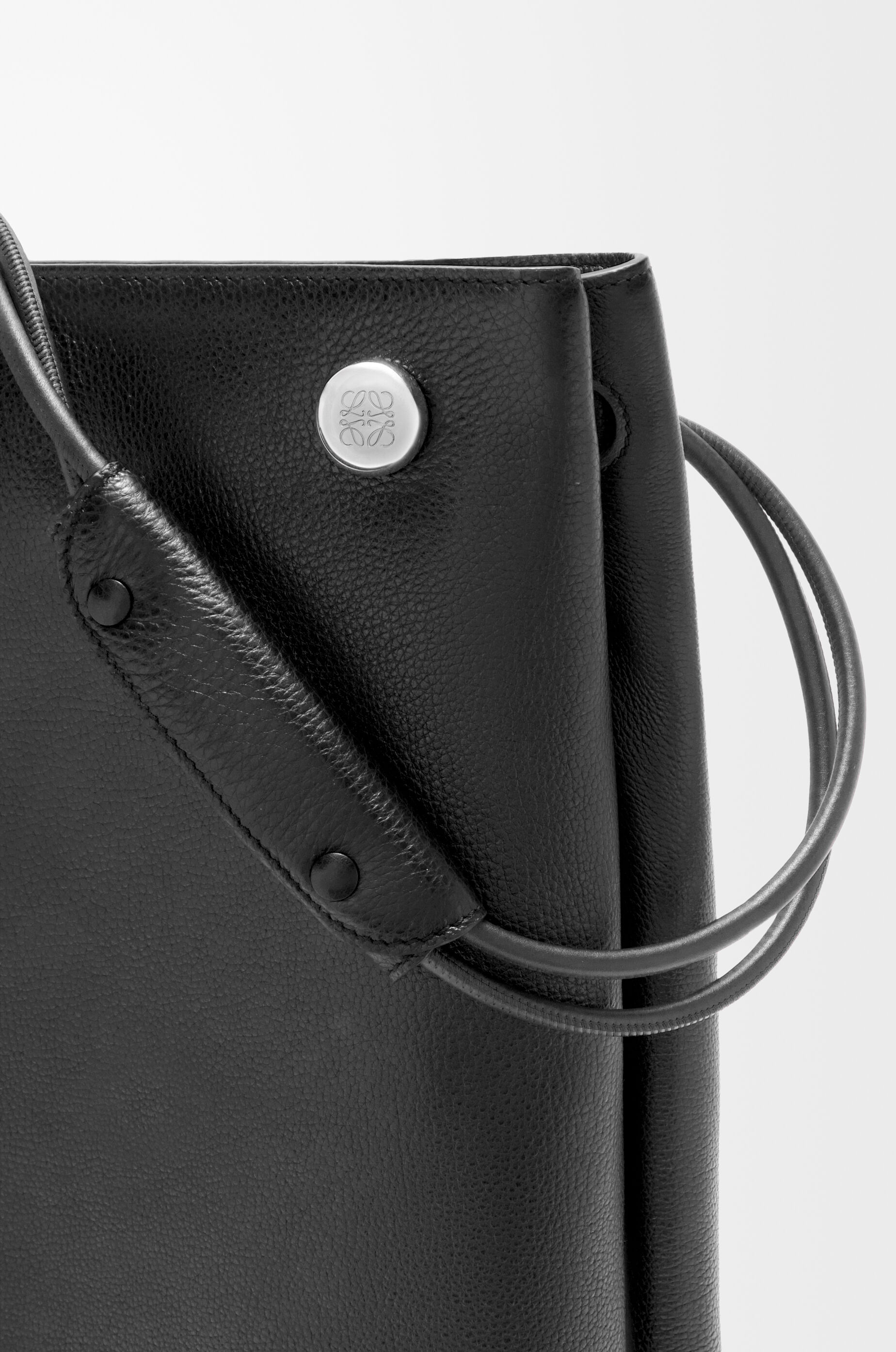 ぺブル ホーボーバッグ(サプルグレインカーフ) ブラック - LOEWE ぺブル ホーボーバッグ(サプルグレインカーフ) ブラック - LOEWE