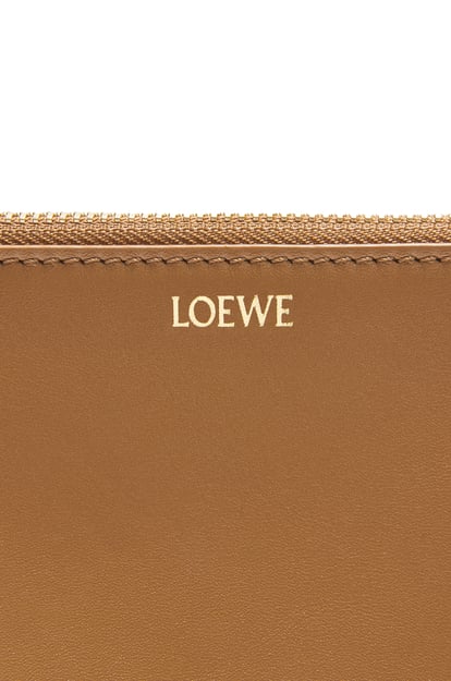 LOEWE Knot T pouch in shiny nappa calfskin 橡木色/黑色 plp_rd