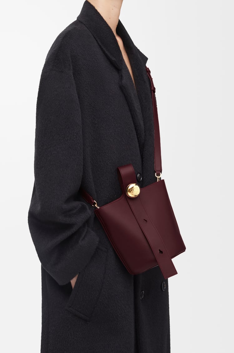 LOEWE Bolso Pebble Bucket mini en piel de ternera Burdeos Oscuro