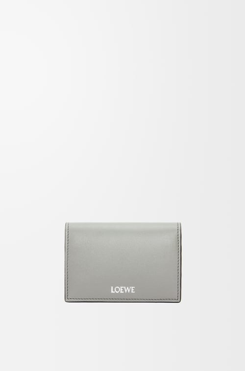 LOEWE 亮面納帕小牛皮窄版雙摺卡夾 珍珠灰/深灰色