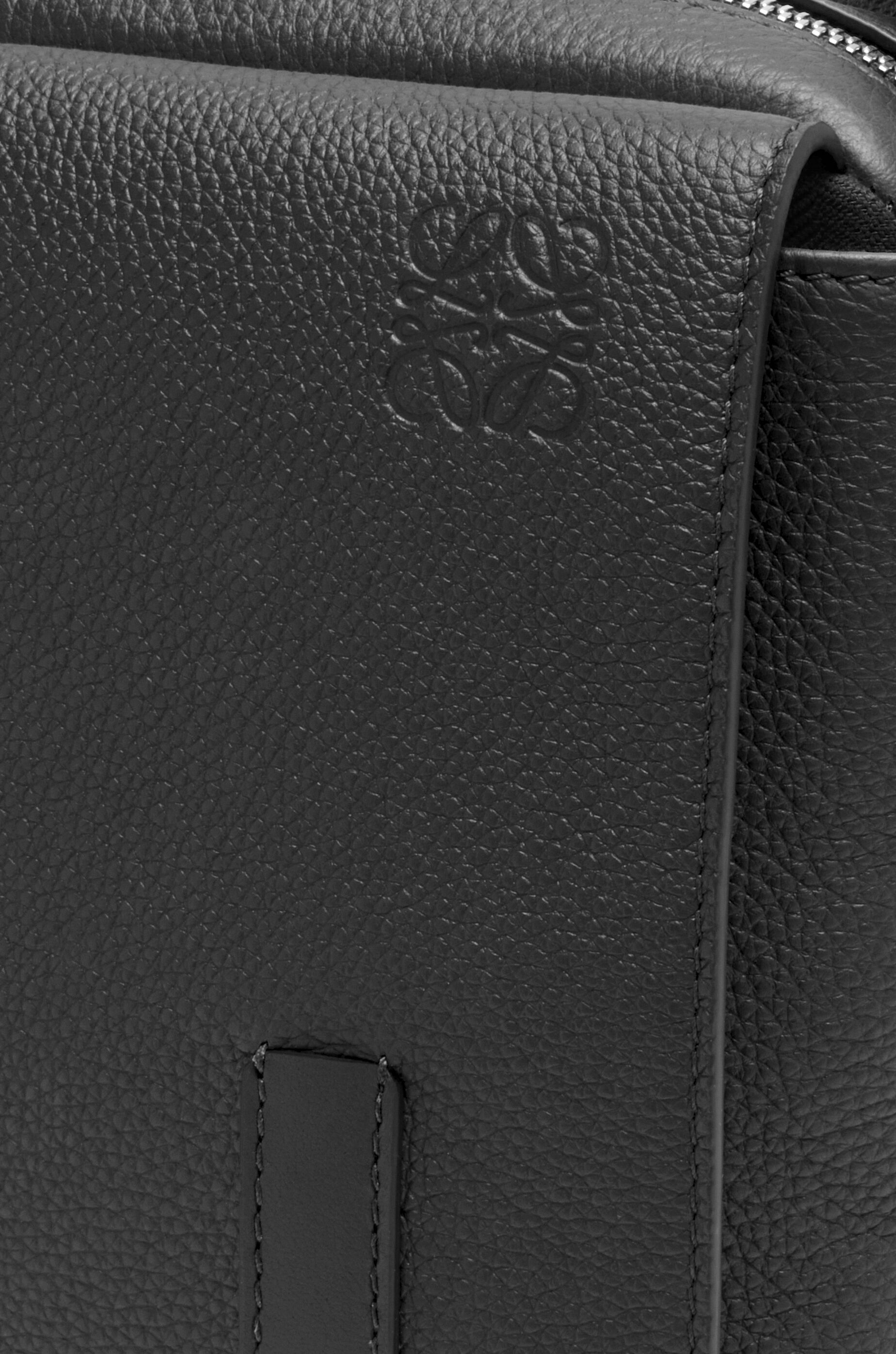 【美品】ロエベ ミリタリーメッセンジャーバッグ XS ソフトグレインカーフ タン ミリタリー メッセンジャーバッグ XS（ソフトグレインカーフ