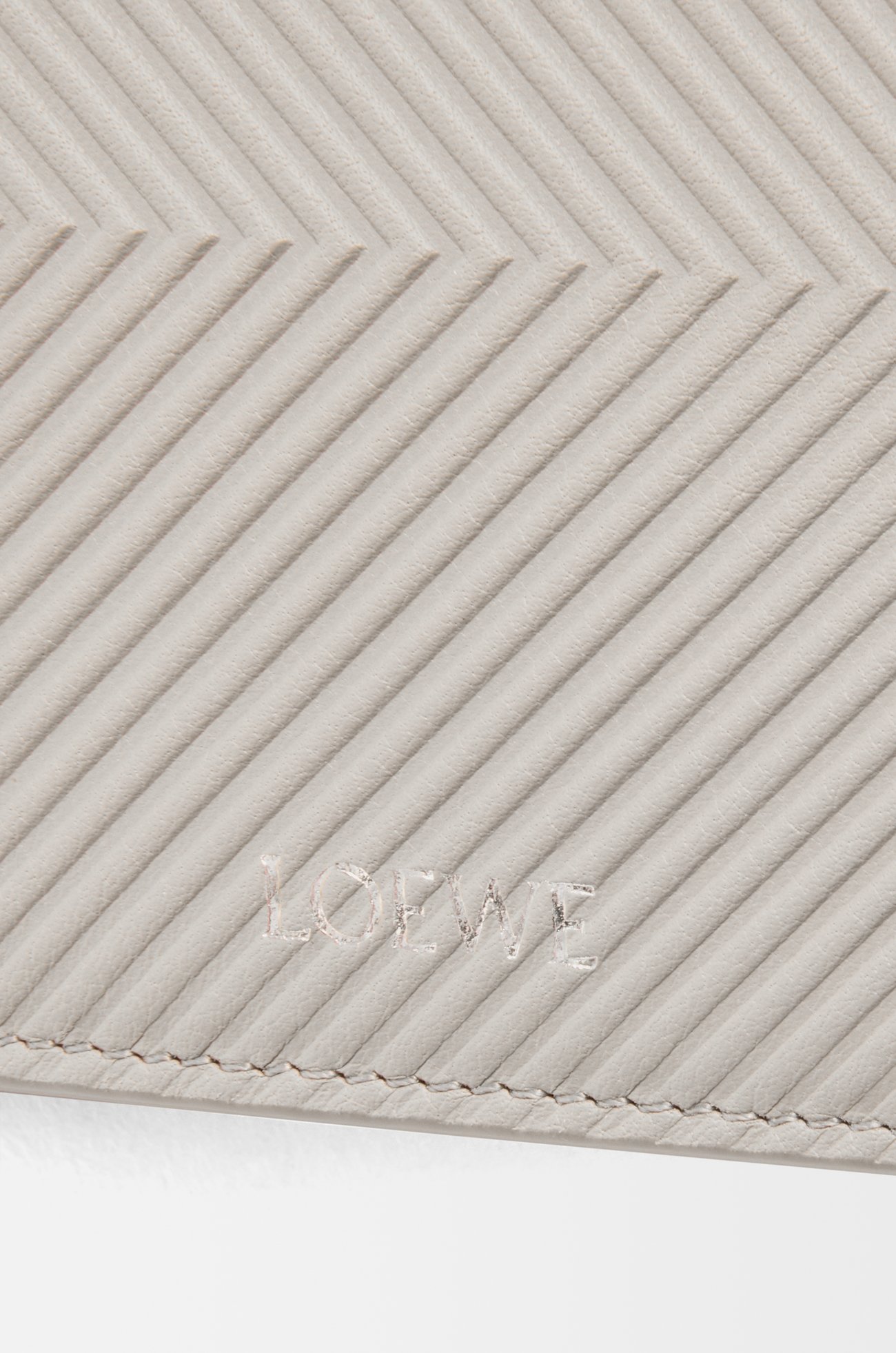 LOEWE Bifold coin wallet in textured classic calfskin Shell Grey plp_rd