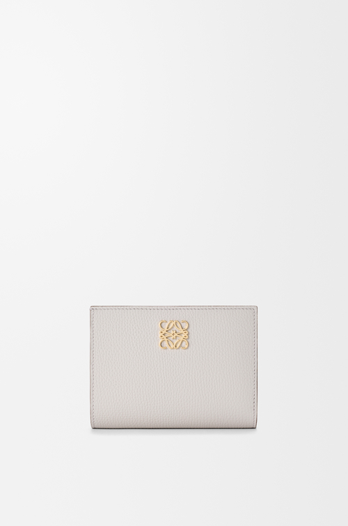 LOEWE Portafoglio compatto Anagram in pelle di vitello martellata Bianco Fantasma Chiaro