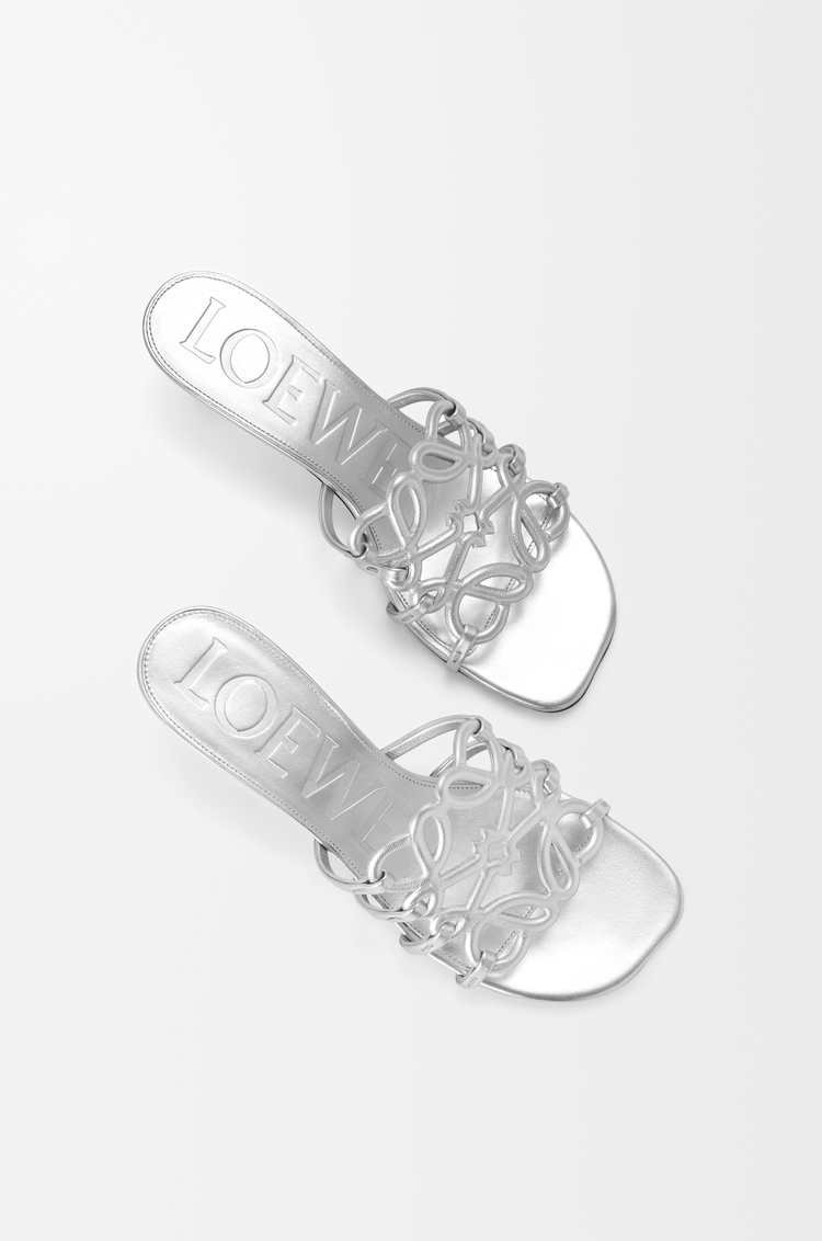 LOEWE Petal Anagram 層壓小羊皮涼鞋 銀色