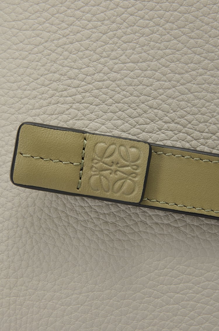 LOEWE 柔軟粒面小牛皮小型拉鍊短錢包 貝殼灰/尤加利綠色
