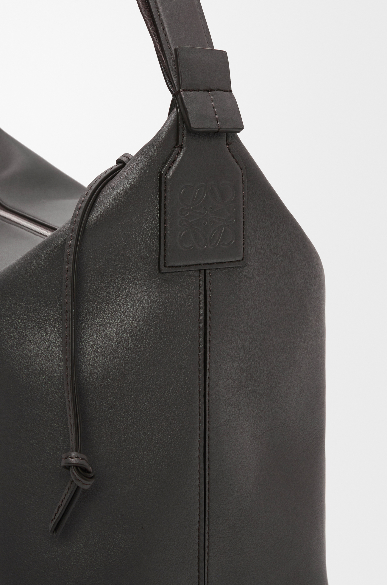 LOEWE 柔软光滑牛皮革和提花布 Cubi 斜挎包 深灰色 plp_rd