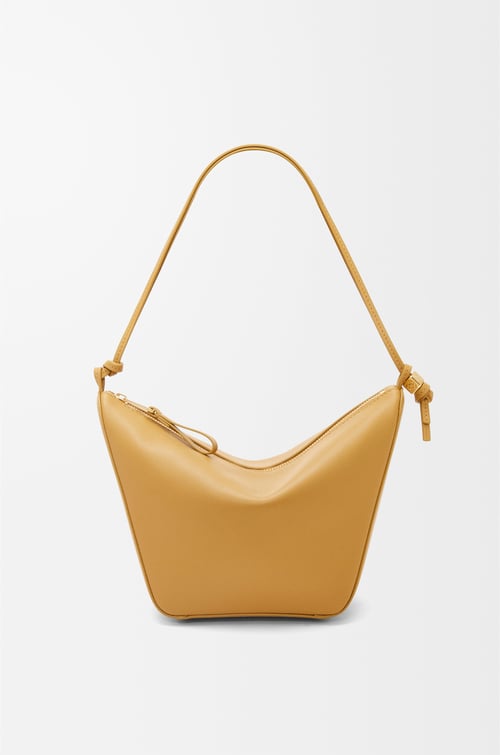 LOEWE Mini Hammock Hobo en piel de ternera Sáhara plp_rd
