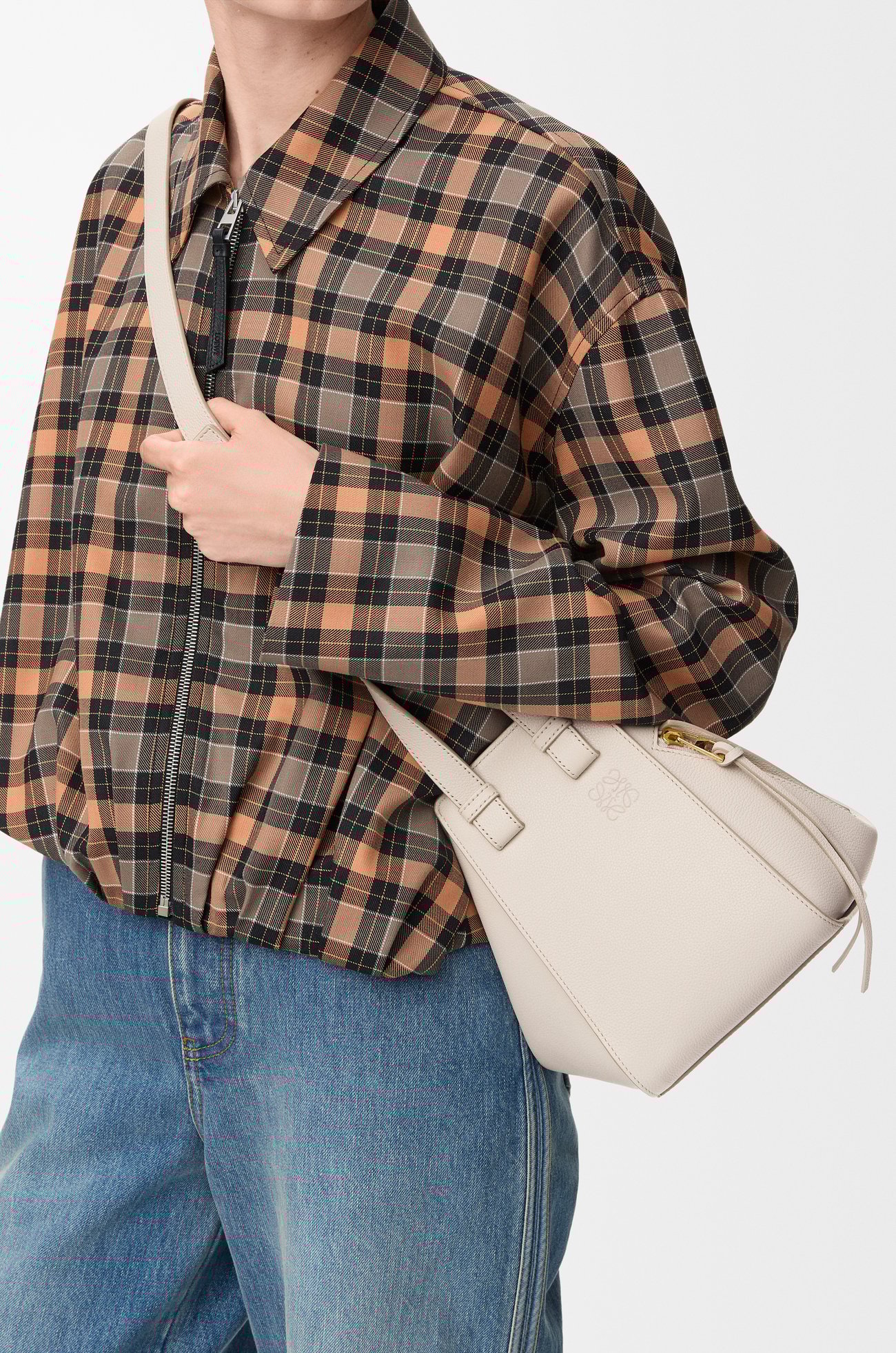 LOEWE ハンモックバッグ コンパクト（ソフトグレインカーフ） ライトゴースト