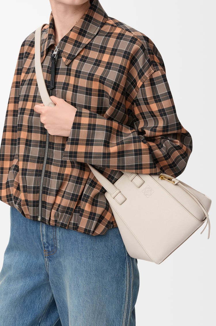 LOEWE ハンモックバッグ コンパクト（ソフトグレインカーフ） ライトゴースト