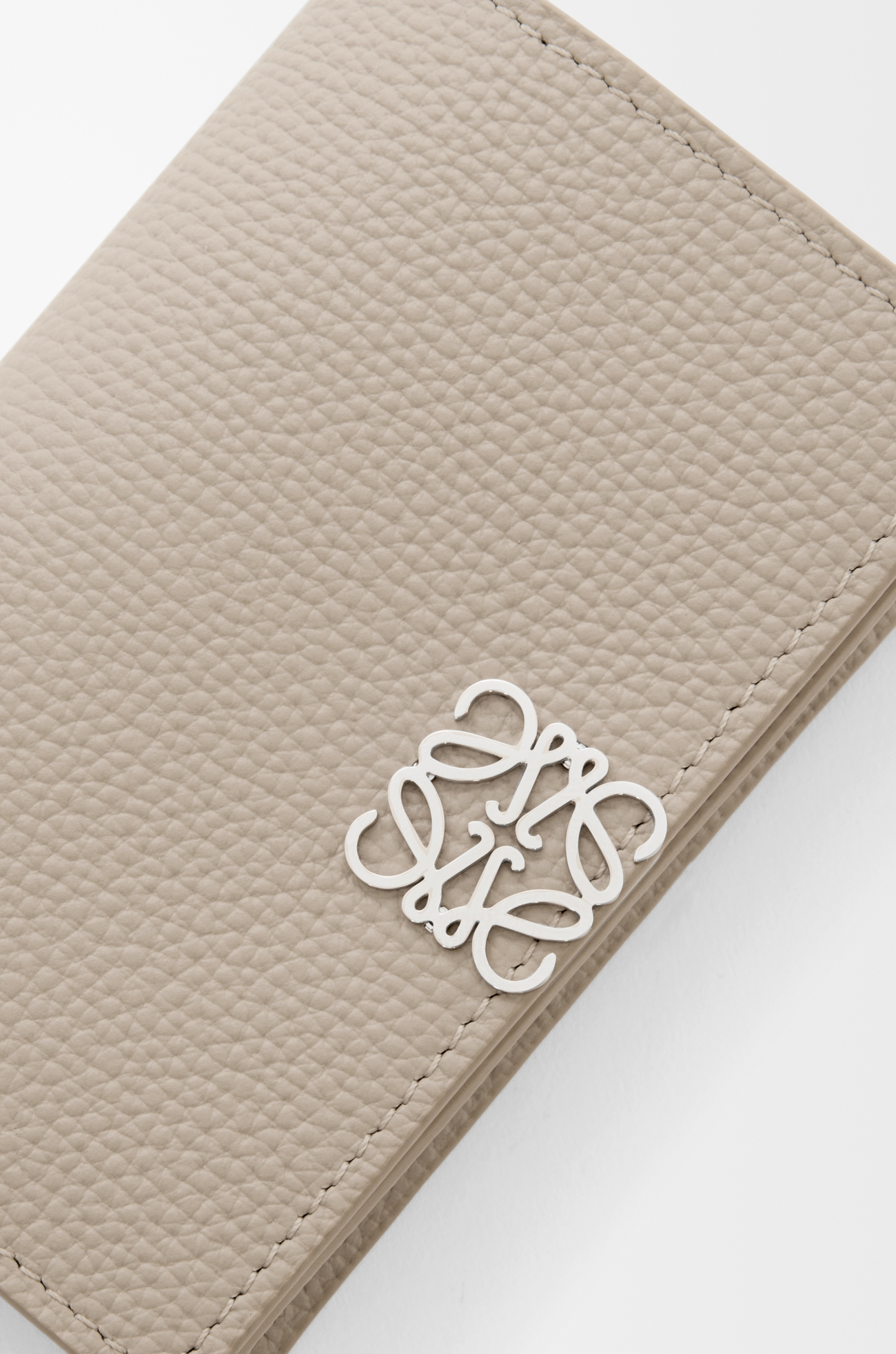 LOEWE Tarjetero Anagram en piel de ternera Arcilla