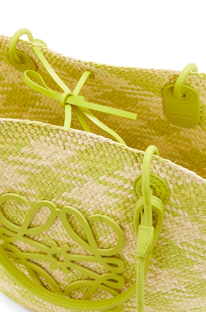 LOEWE Anagram Basket bag in iraca palm and calfskin 自然色/萊姆綠 plp_rd