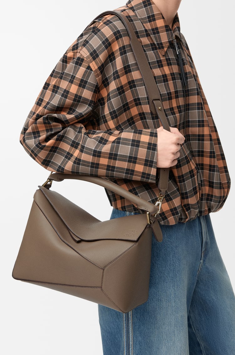 LOEWE パズルエッジ バッグ ミディアム（ソフトグレインカーフ） トープ