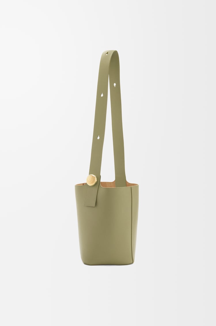 LOEWE ペブル バケットバッグ ミディアム（スムースカーフ） ユーカリグリーン