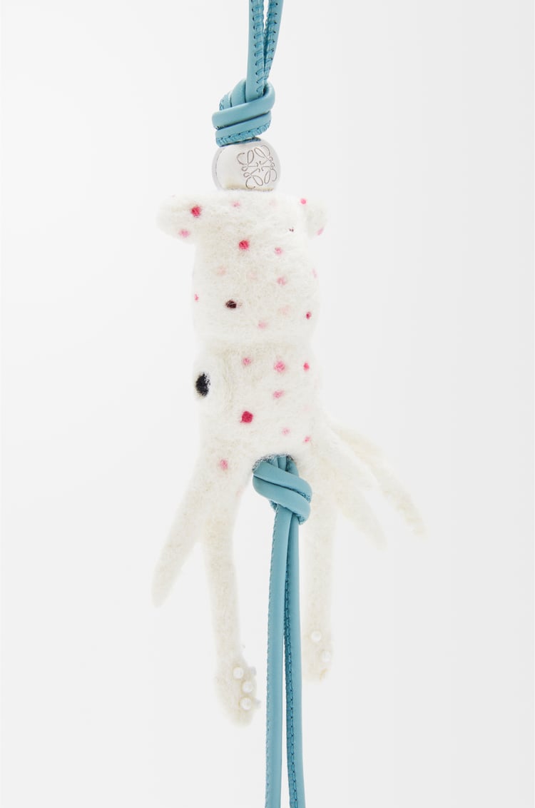 LOEWE Charm Squid en fieltro y piel de ternera  Blanco Suave/Rosa