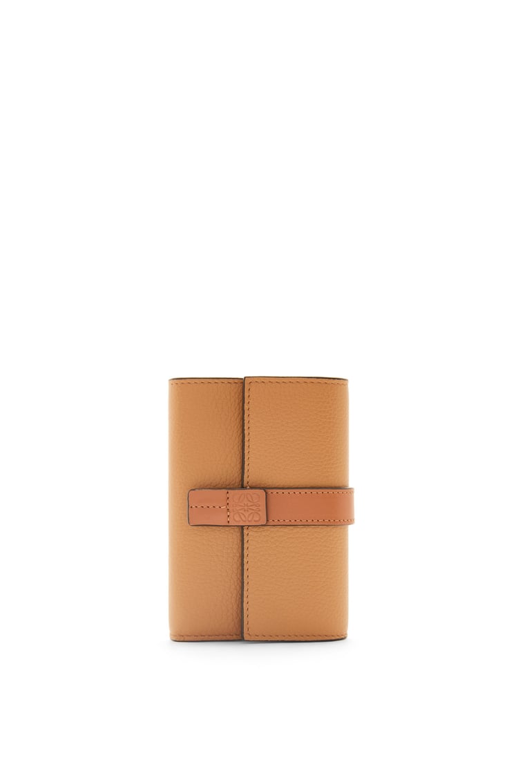 LOEWE Kleine, vertikale Brieftasche aus weichem, genarbtem Kalbsleder Toffee/Tan