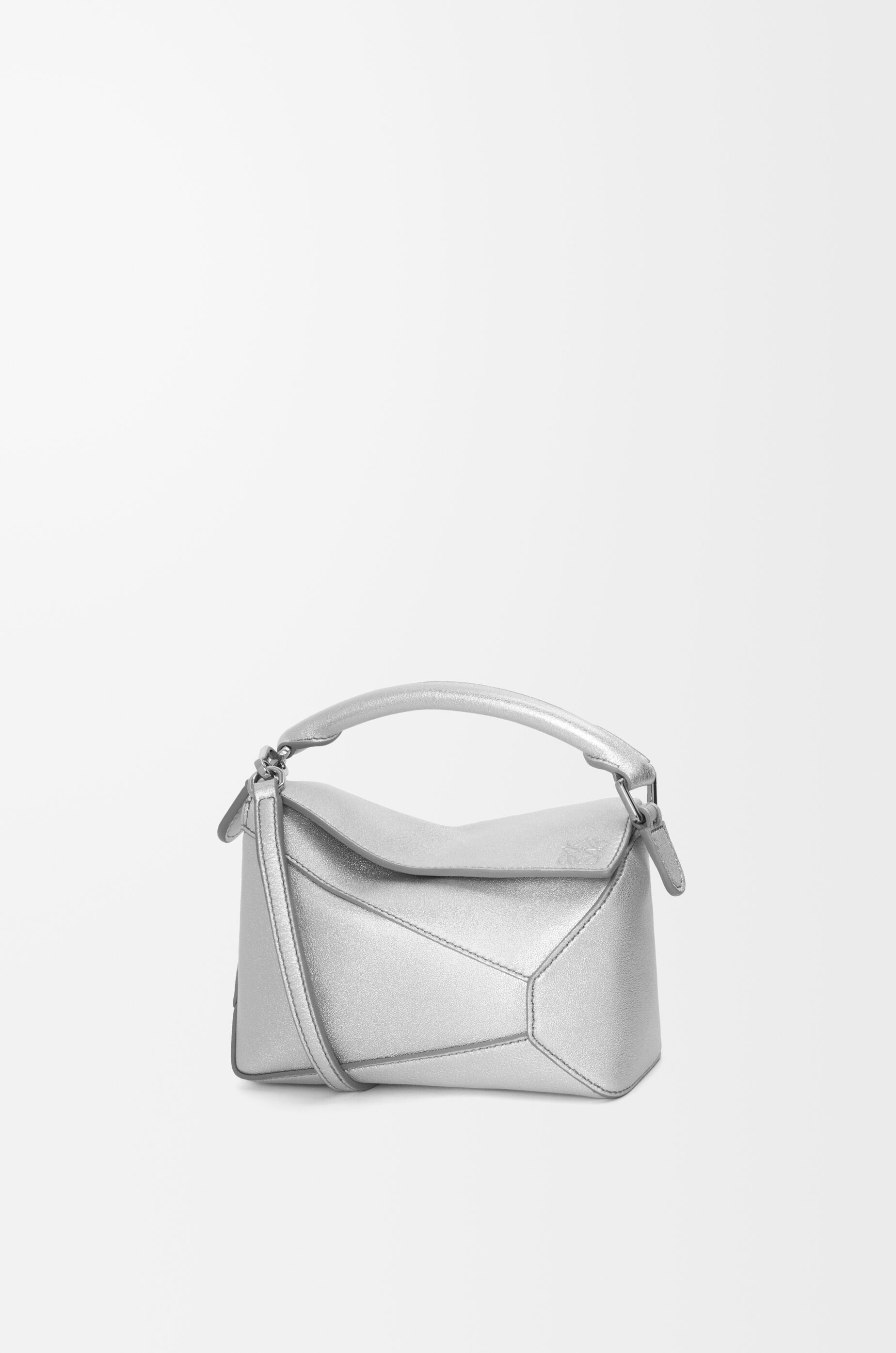 パズルバッグ ミニ（ラミネートラム） シルバー - LOEWE